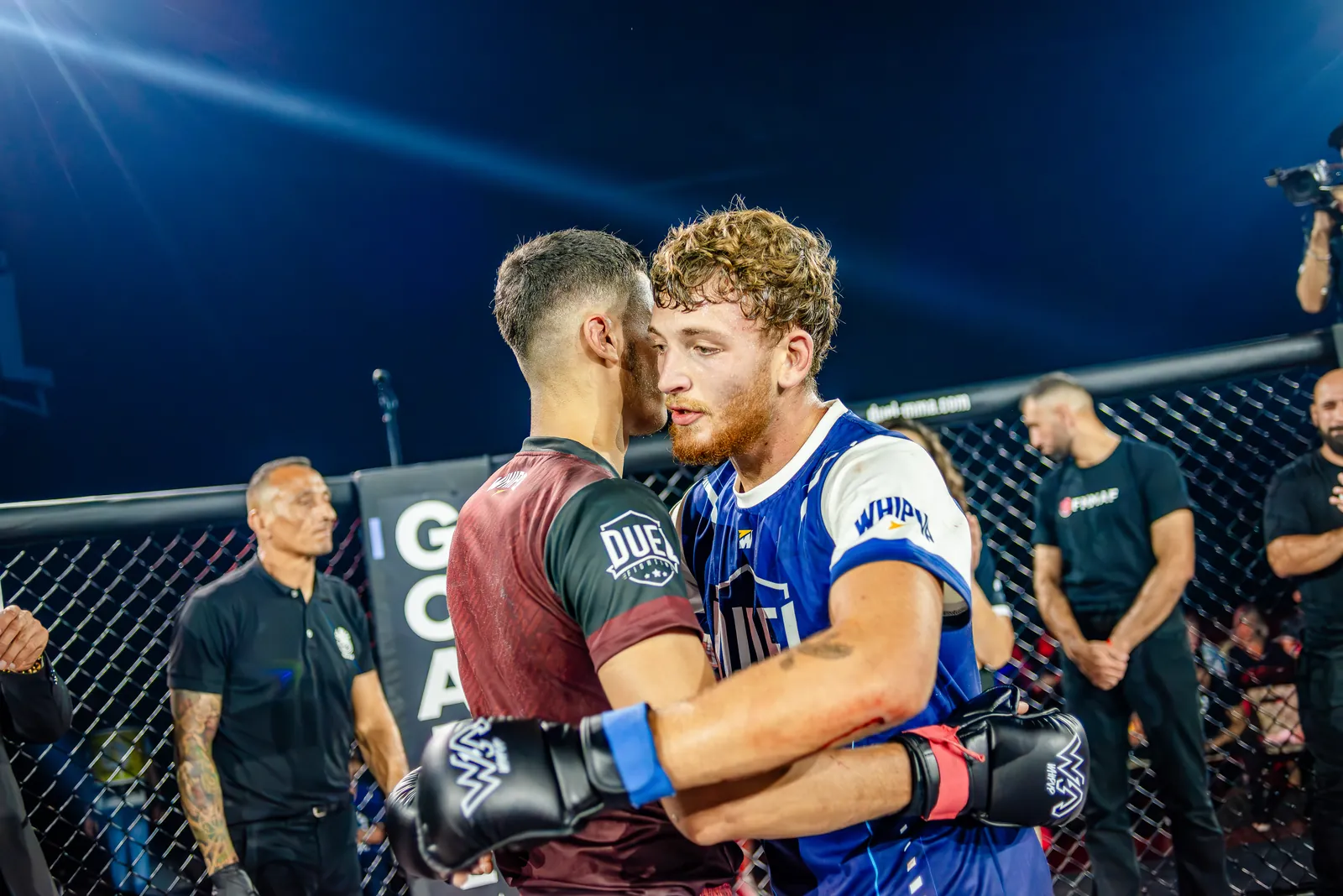 Accolade entre les deux adversaires après leur combat