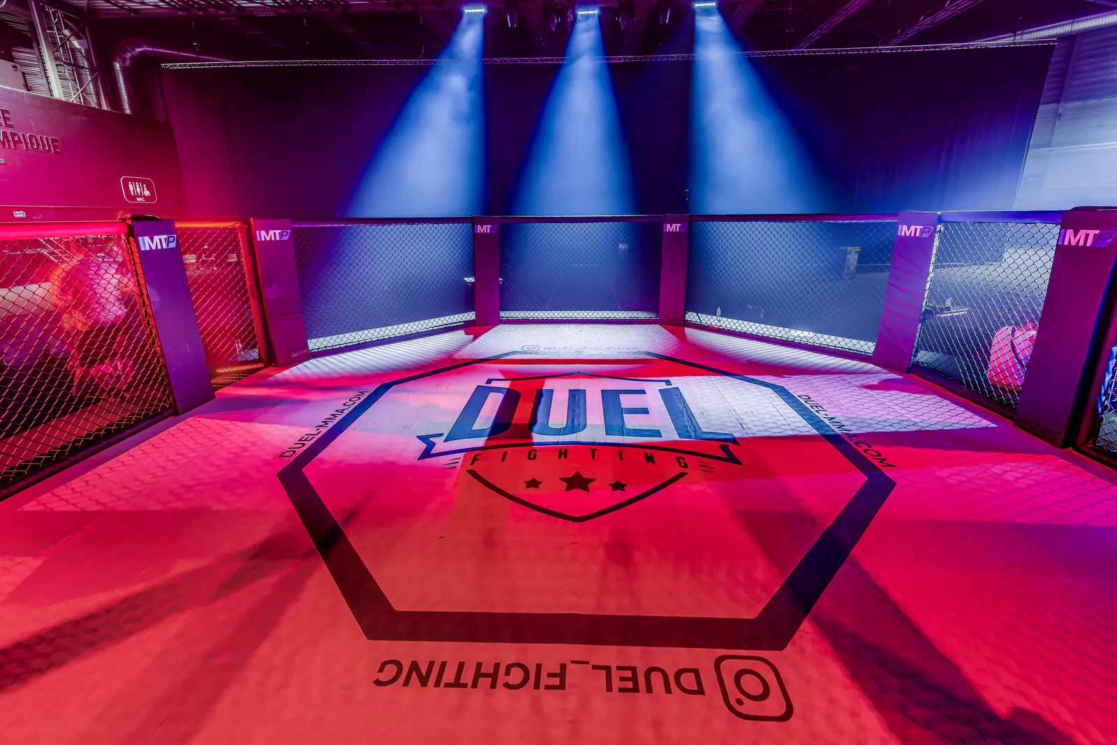 La cage officielle Duel Fighting sous les projecteurs
