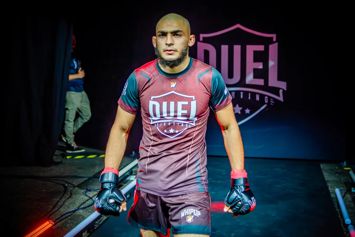 Portrait d'un combattant DUEL devant le logo de la ligue