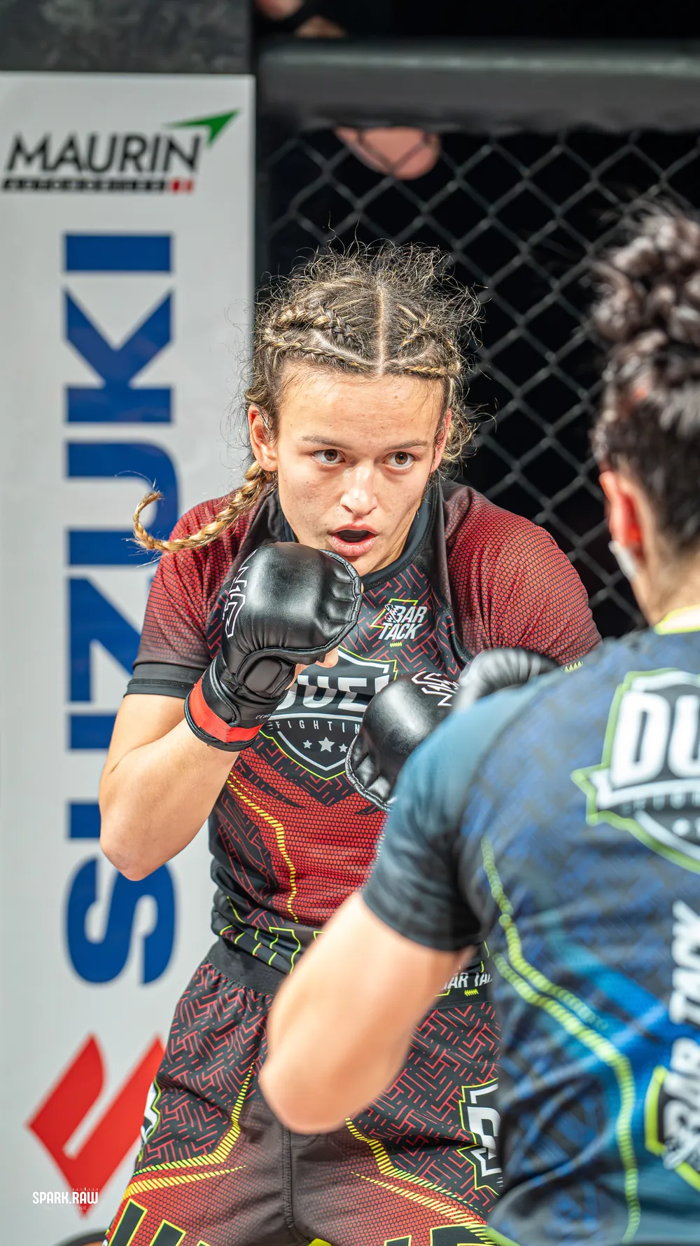 Une combattante DUEL en garde pendant son combat