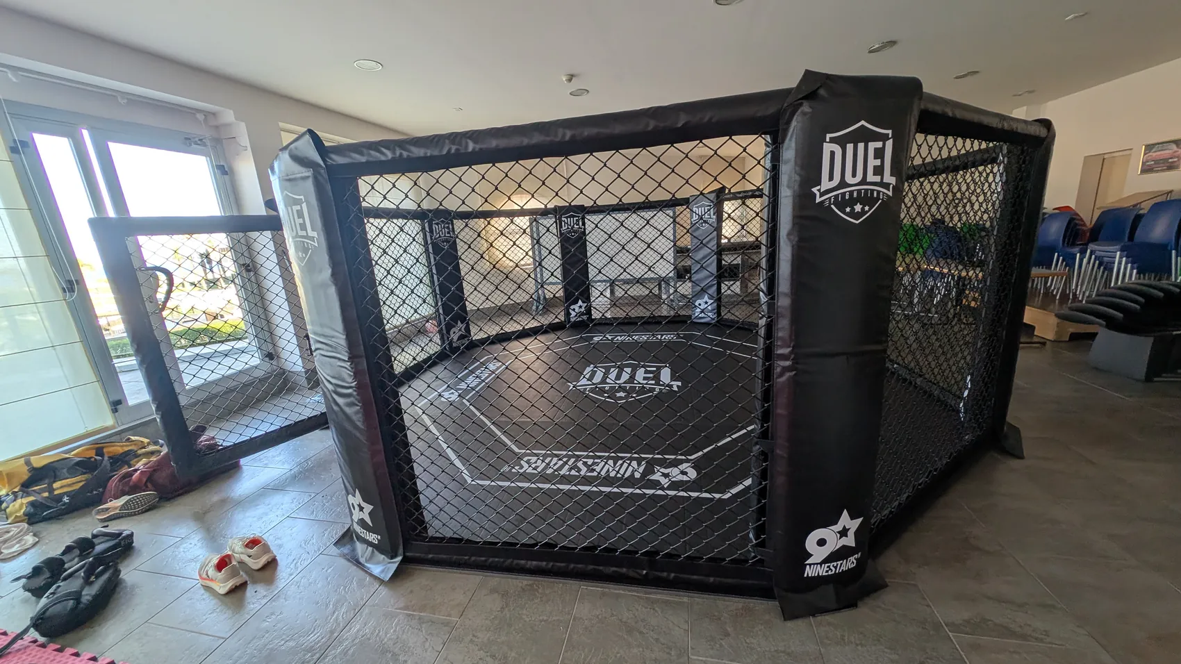La cage au sol vue d'angle
