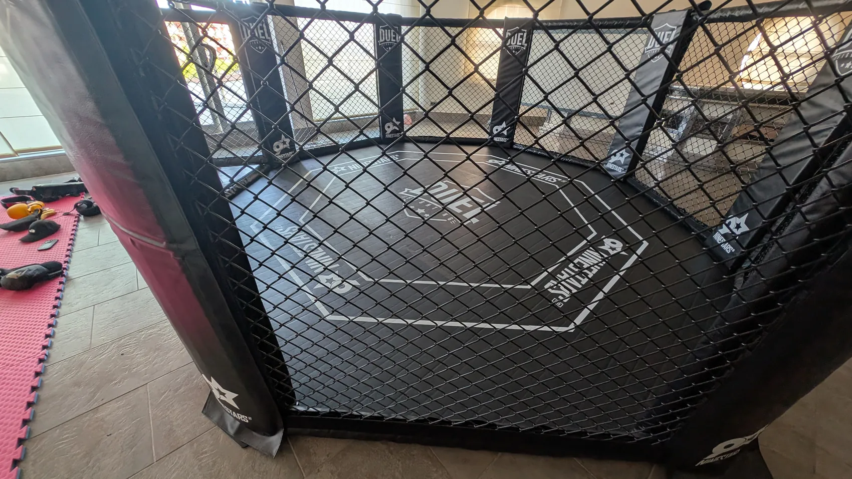 Intérieur de la cage au sol