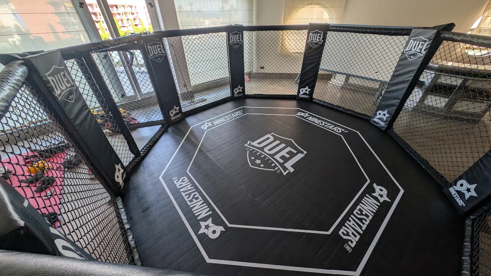Le tapis de la cage au sol