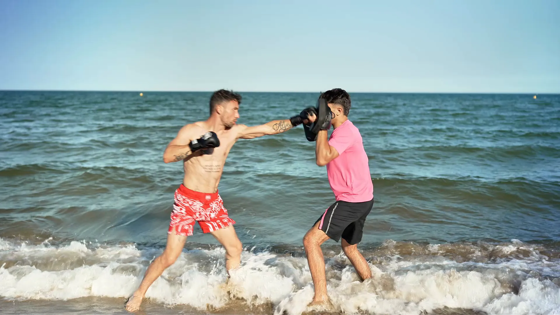 Entraînement de boxe dans les vagues au stage DUEL d'Empuriabrava